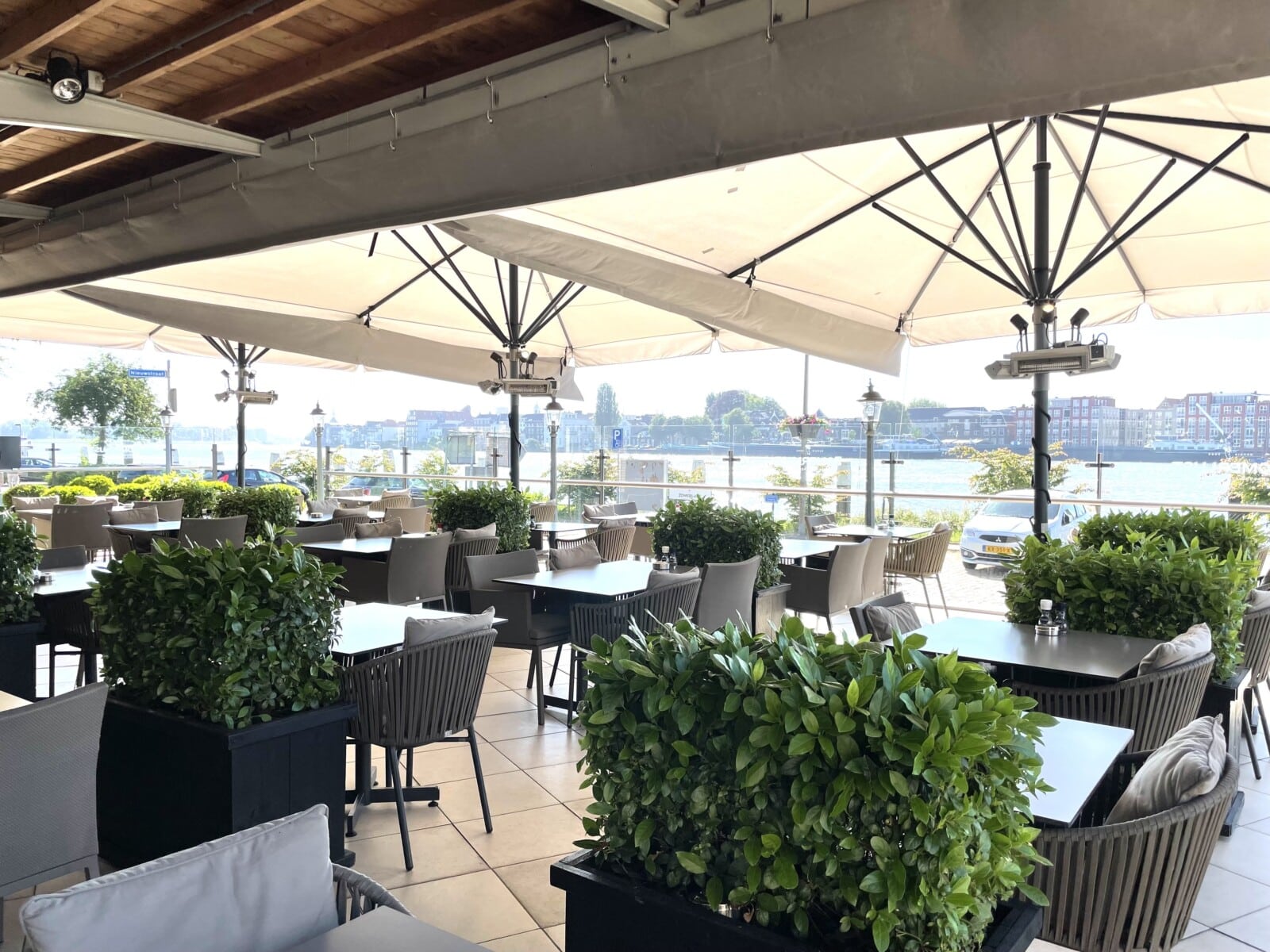 Terras restaurant Zwijndrecht Zomerlust aan de oude Maas